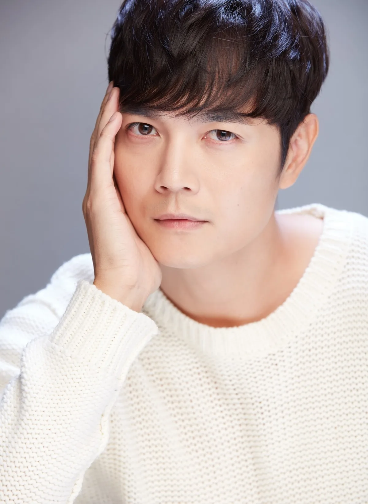 Portrait photograph of South Korean actor Seo Do-Young