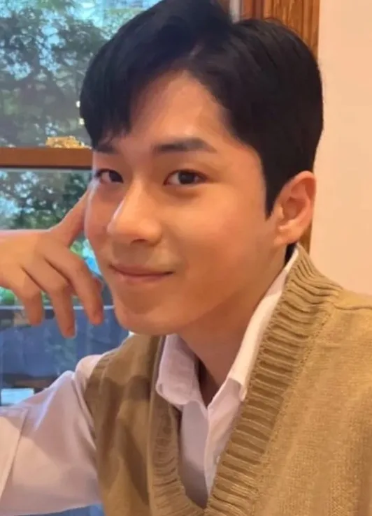 Lee Jun-I profile photograph