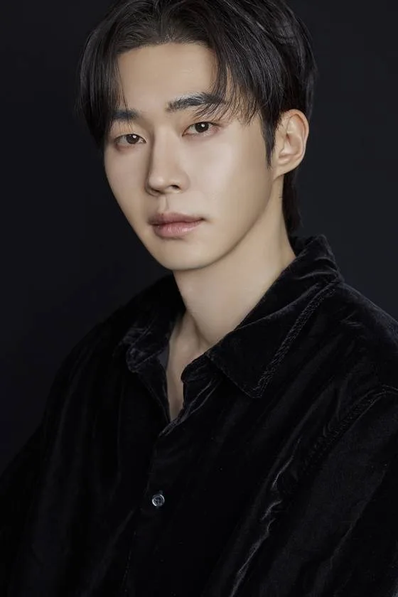 Portrait photograph of South Korean actor Mu Jin-Sung