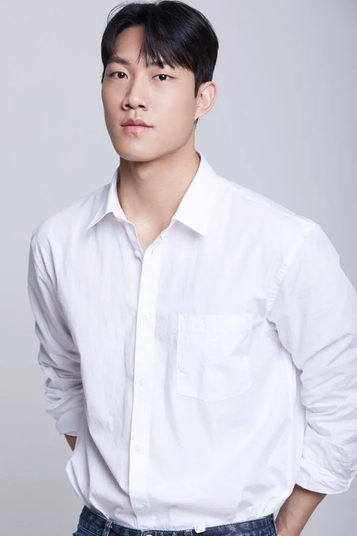 Kim Yong-Sol profile photograph