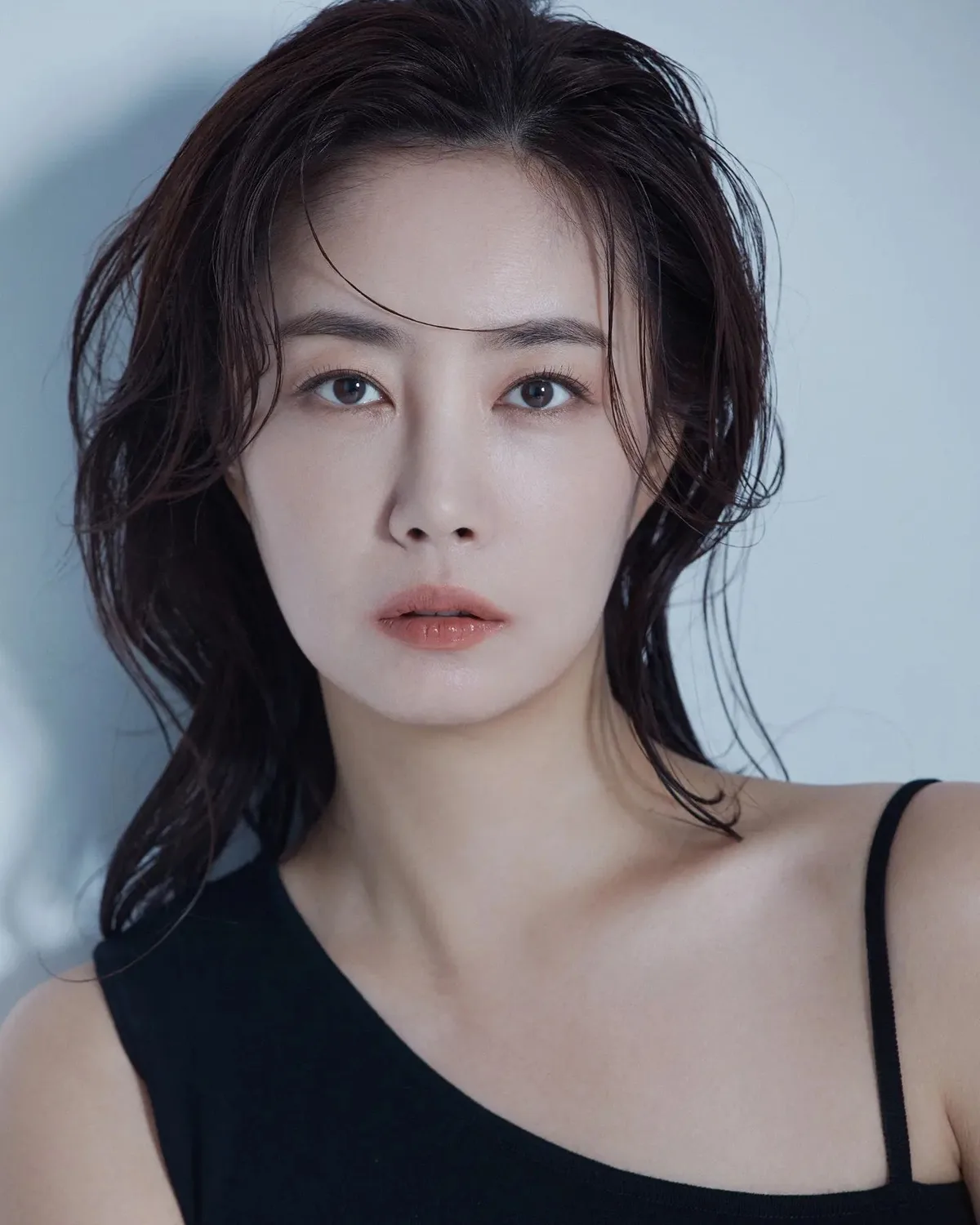 Portrait photograph of actress Han Sun-Ae